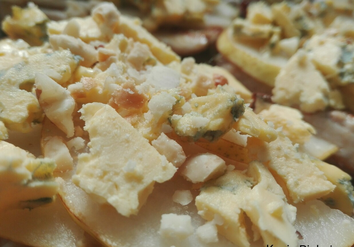 Schab z serem pleśniowym i gruszką foto