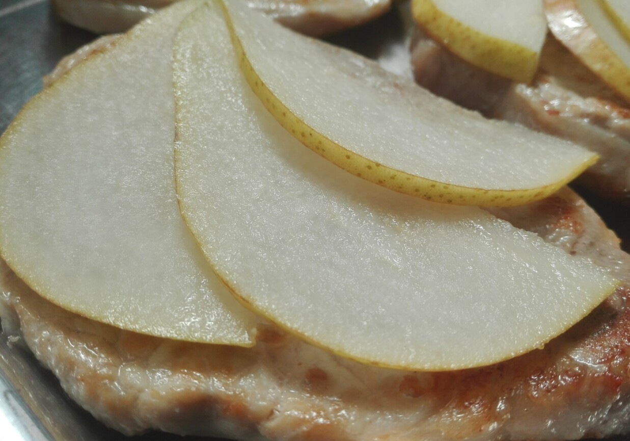 Schab z serem pleśniowym i gruszką foto