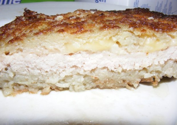 Fotografia przedstawiająca schab z serem w placku ziemniaczanym