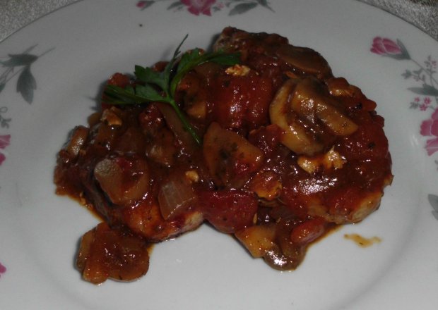 Fotografia przedstawiająca Schab z sosem pomidorowo pieczarkowym