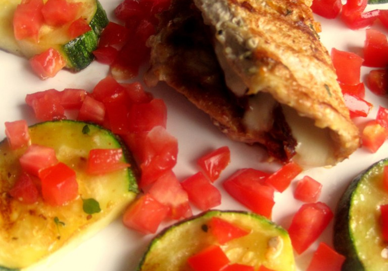 Schab z suszonymi pomidorami, serem mozzarella i cukinią foto