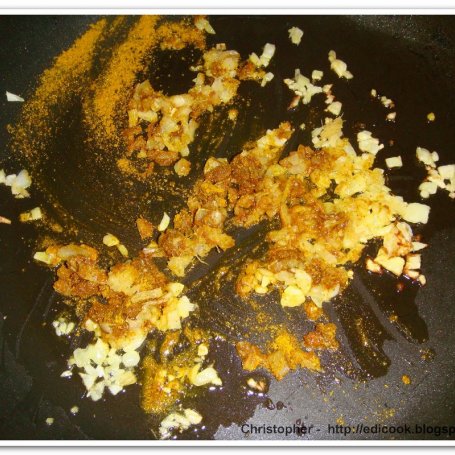 Krok 6 - Schab ze śliwką w sosie curry. foto
