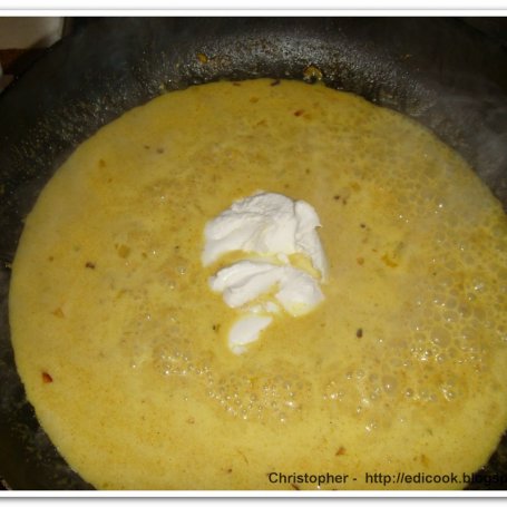 Krok 9 - Schab ze śliwką w sosie curry. foto