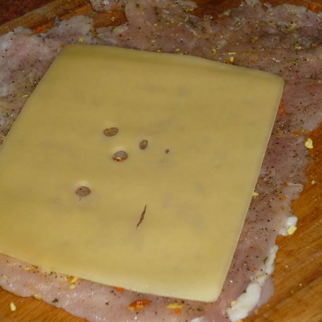 Krok 2 - Schabowe roladki z serem i papryką konserwową  foto