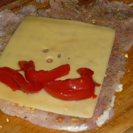 Krok 3 - Schabowe roladki z serem i papryką konserwową  foto