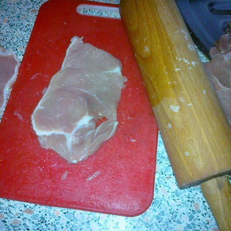 Krok 1 - schabowe  w cebuli i salami foto