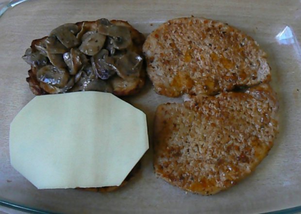 Fotografia przedstawiająca schabowe z pieczarkami i serem