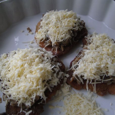 Krok 4 - Schabowe zapiekane z pieczarkami i serem foto