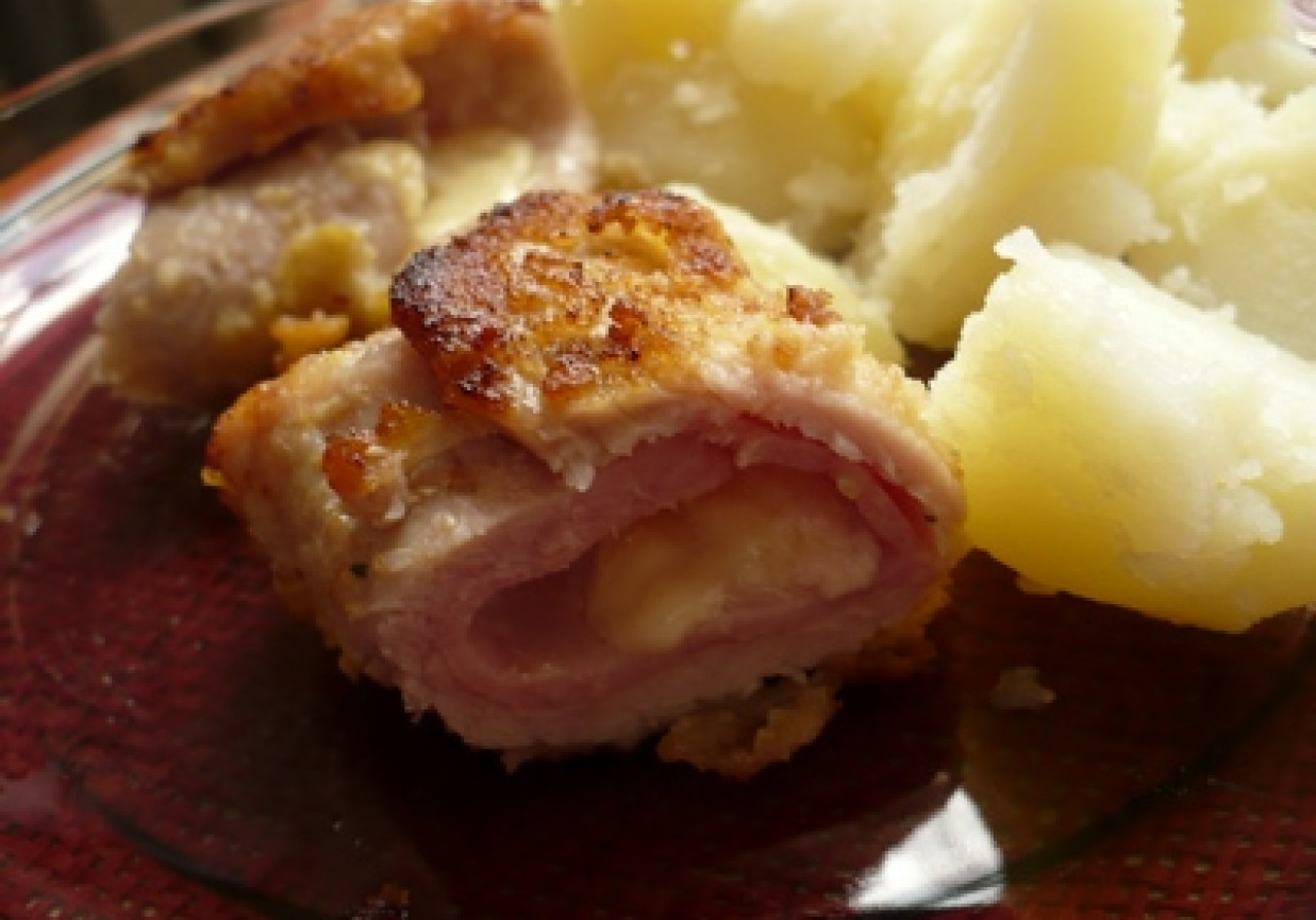 Schabowy nadziewany szynką i żółtym serem foto