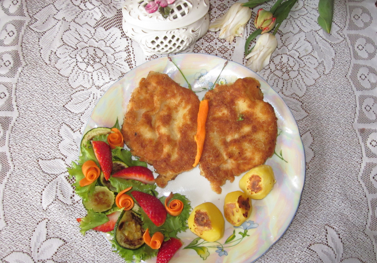 Schabowy  w kształcie motyla z pieczonymi ziemniakami foto