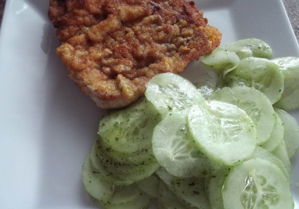 Schabowy z ogórkami w koperku foto