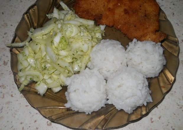 Fotografia przedstawiająca Schabowy z ryżem i sałatka pekinska