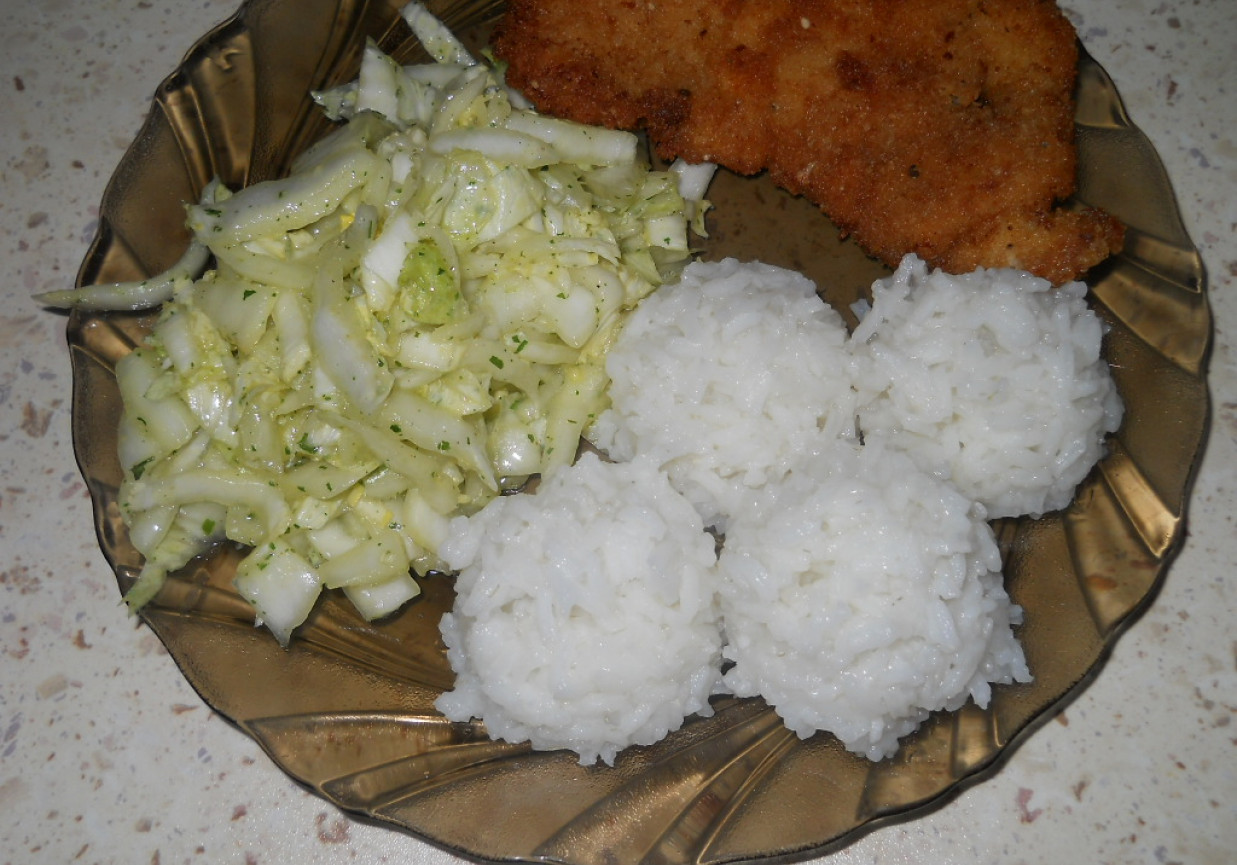 Schabowy z ryżem i sałatka pekinska foto