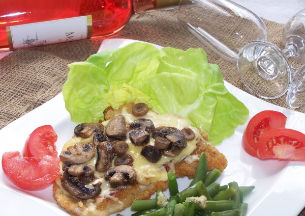 Fotografia przedstawiająca Schabowy z serem i pieczarkami, czyli konkretna propozycja na niedzielny obiad :)