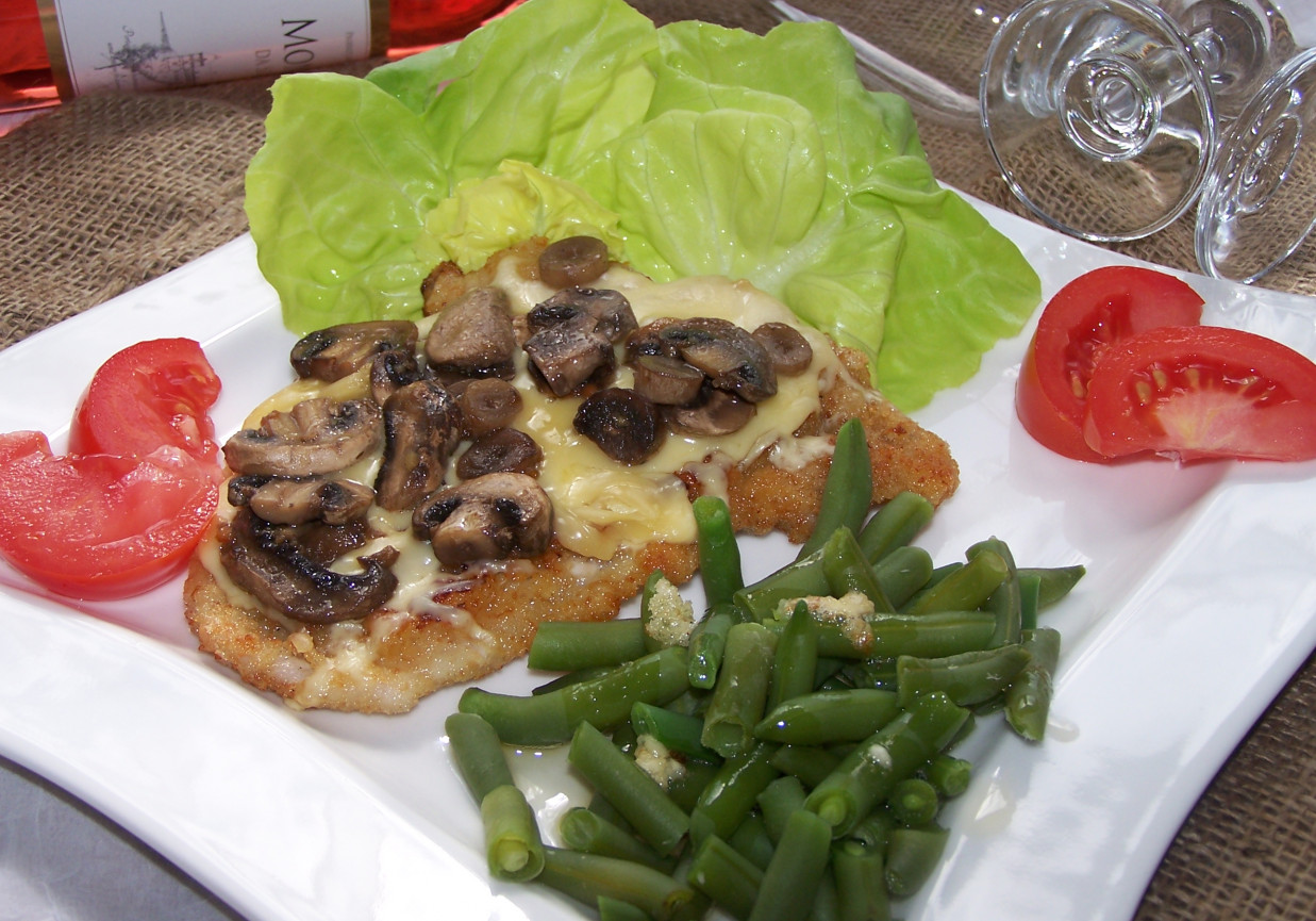 Schabowy z serem i pieczarkami, czyli konkretna propozycja na niedzielny obiad :) foto