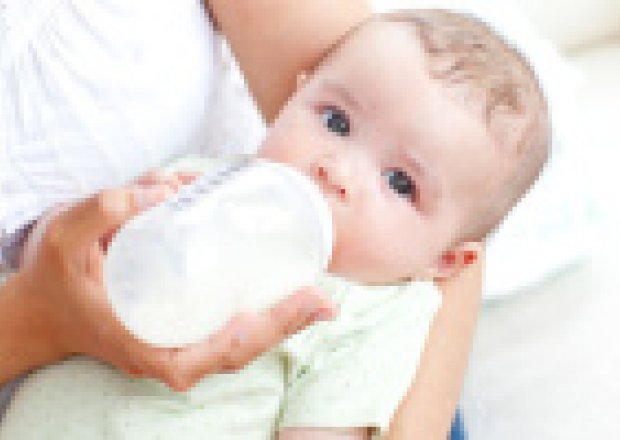 Schemat żywienia niemowląt - karmienie butelką foto