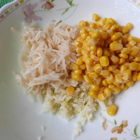 Krok 2 - Seler konserwowy z kukurydzą i rzodkiewką foto