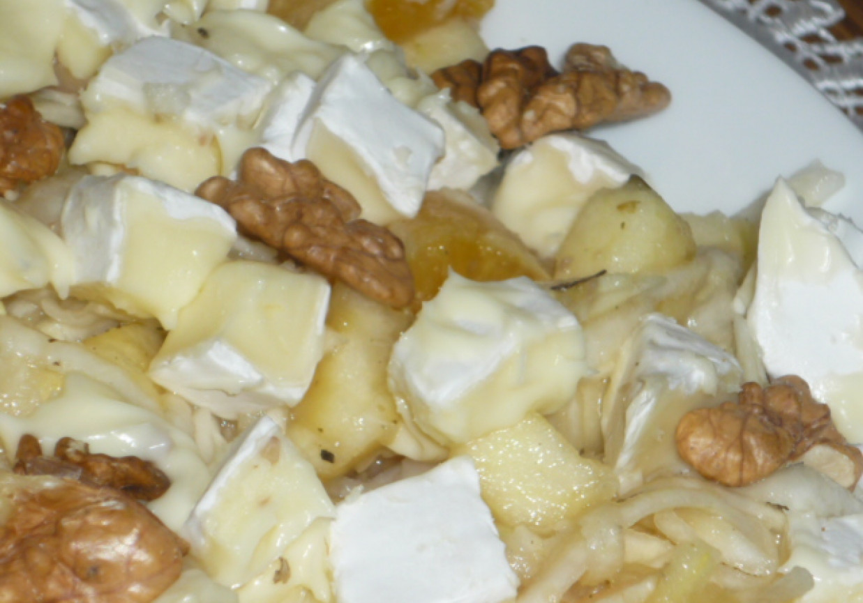 Seler świeży z serem Brie, sosem sałatkowym ziołowo-czosnkowym Prymat i owocami foto