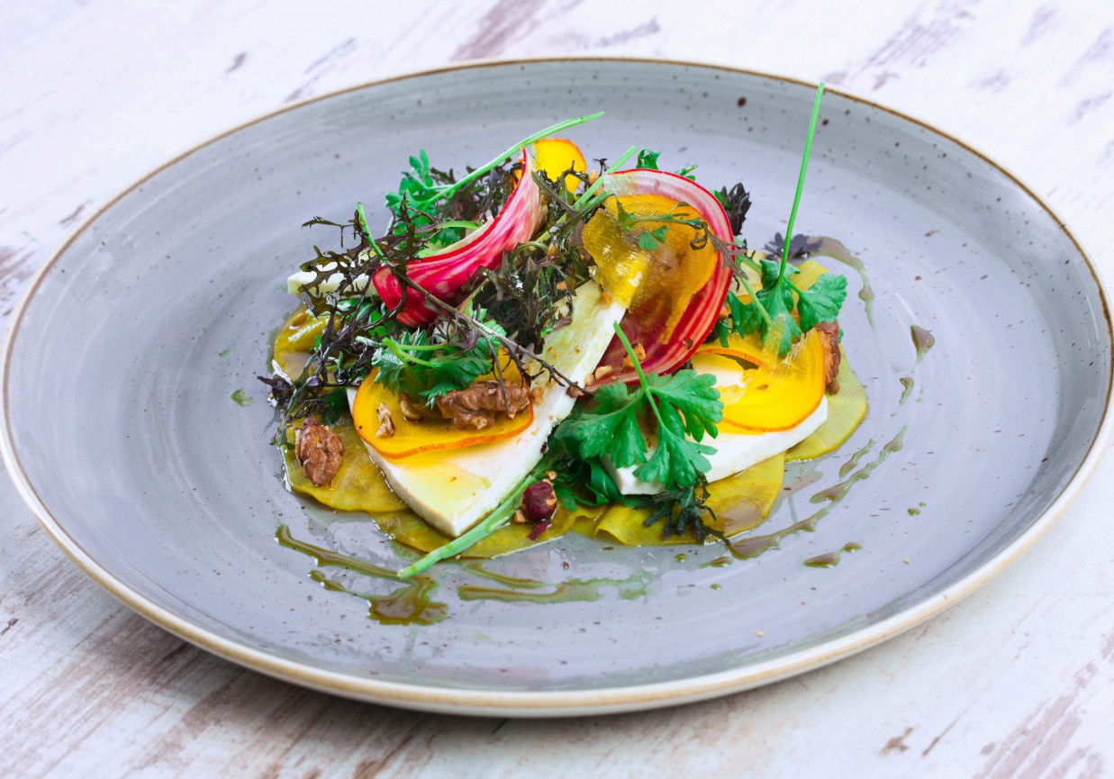 Seleriada  - marynowany seler w occie winnym i miodzie lipowym z serem  ricotta foto