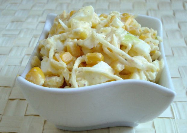 Fotografia przedstawiająca Selerowa sałatka z jajkie, ananasem i kukurydzą