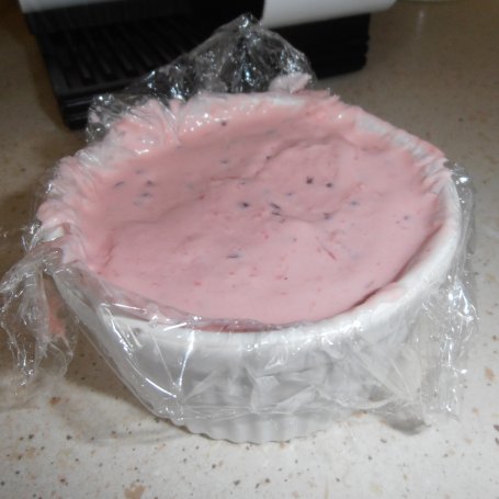 Krok 2 - Semifreddo porzeczkowo-kokosowe z polewą owocowo-czekoladową foto