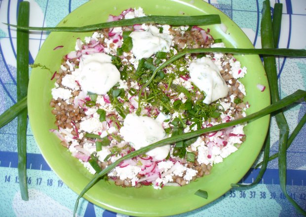 Fotografia przedstawiająca Ser biały z kaszą  gryczaną  i rzodkiewką