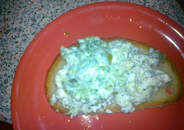 Fotografia przedstawiająca ser biały zbrukselką i brokułami