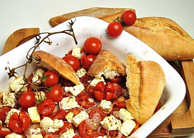 Fotografia przedstawiająca Ser feta zapiekany z pomidorami i czosnkiem