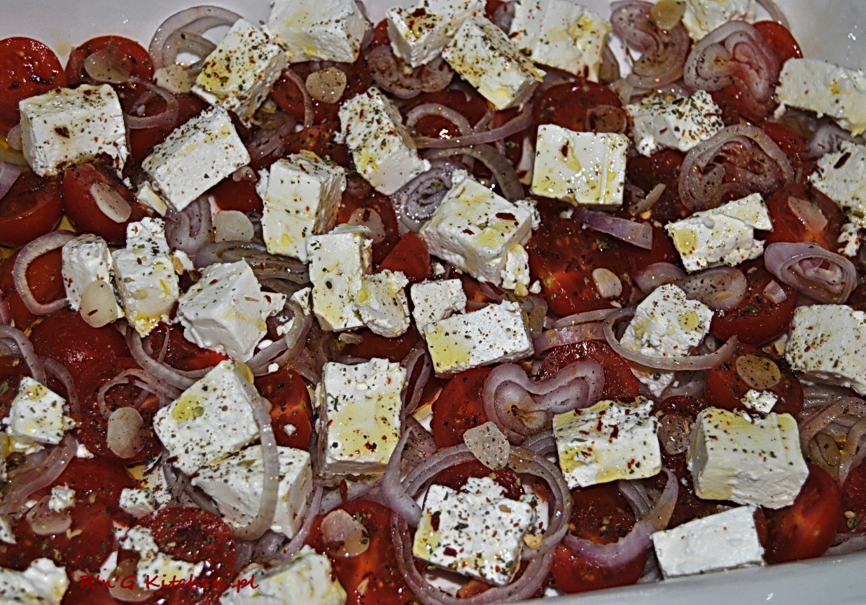 Ser feta zapiekany z pomidorami i czosnkiem foto