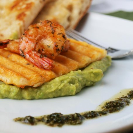 Krok 4 - Ser grillowany z guacamole i krewetkami foto