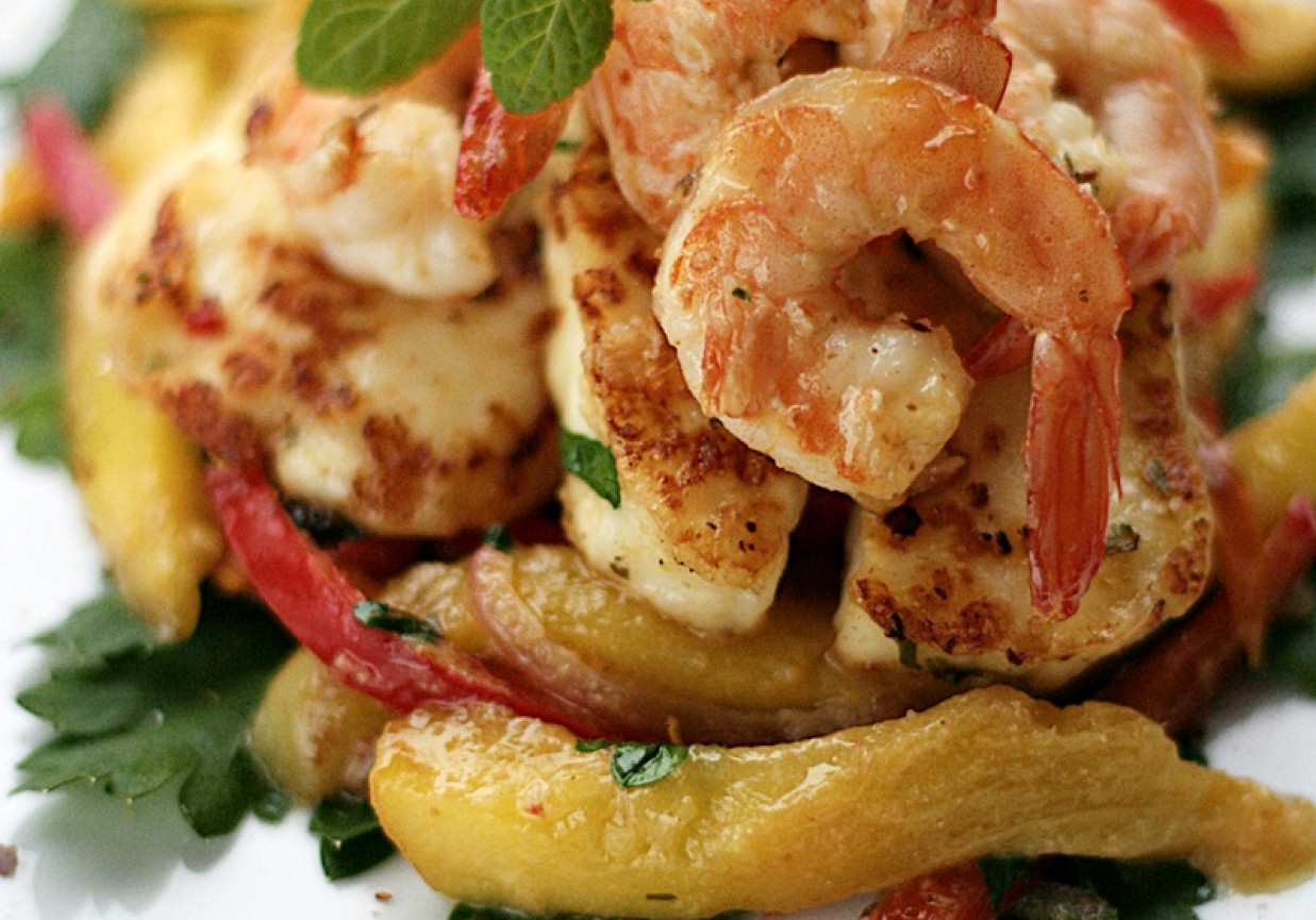 Ser halloumi z krewetkami, mango i mleczkiem kokosowym foto