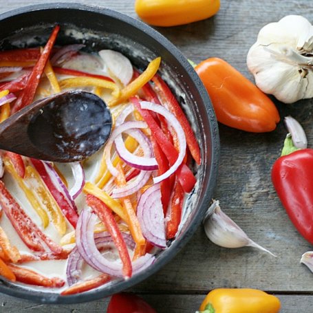 Krok 3 - Ser halloumi z krewetkami, mango i mleczkiem kokosowym foto