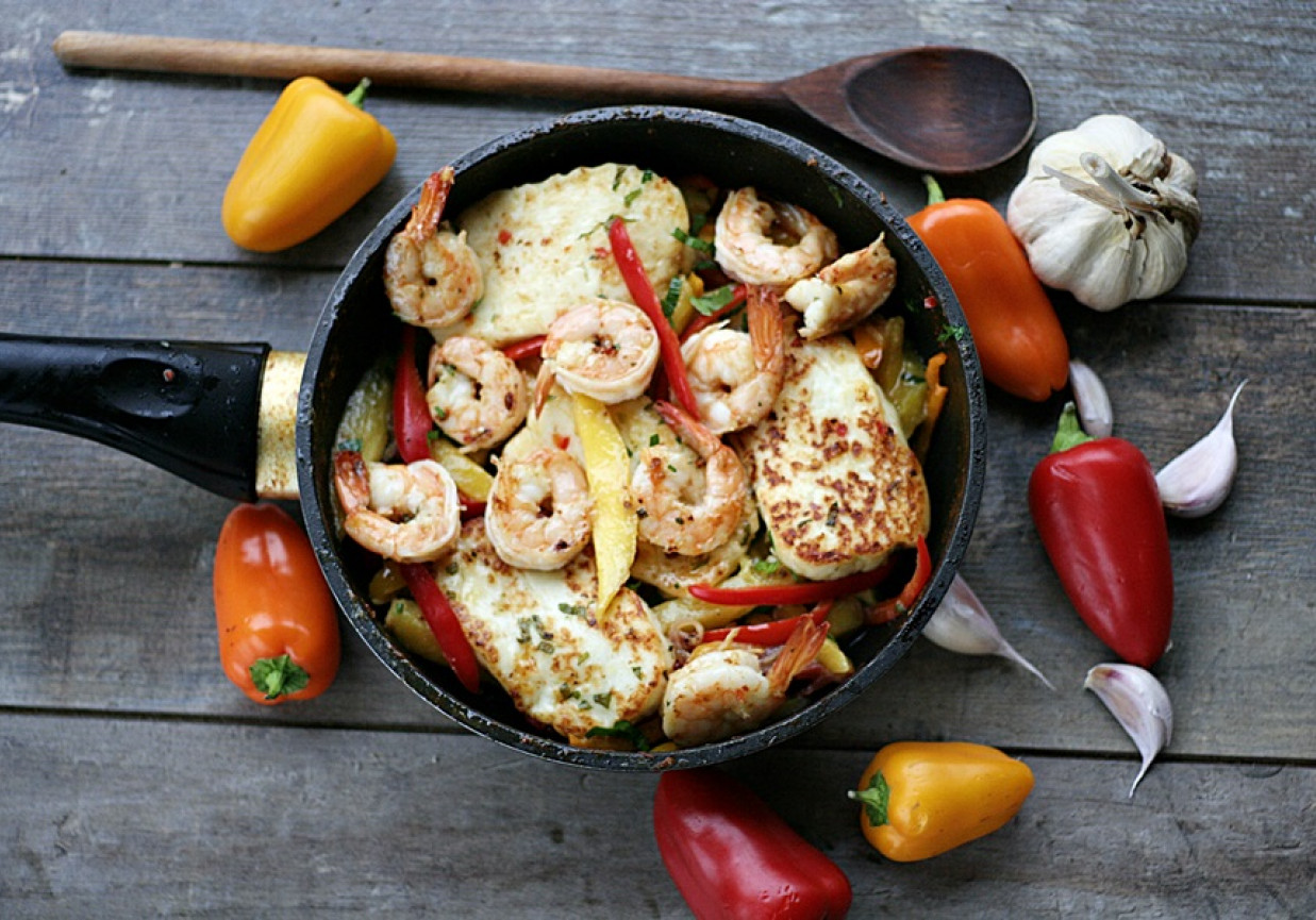 Ser halloumi z krewetkami, mango i mleczkiem kokosowym foto