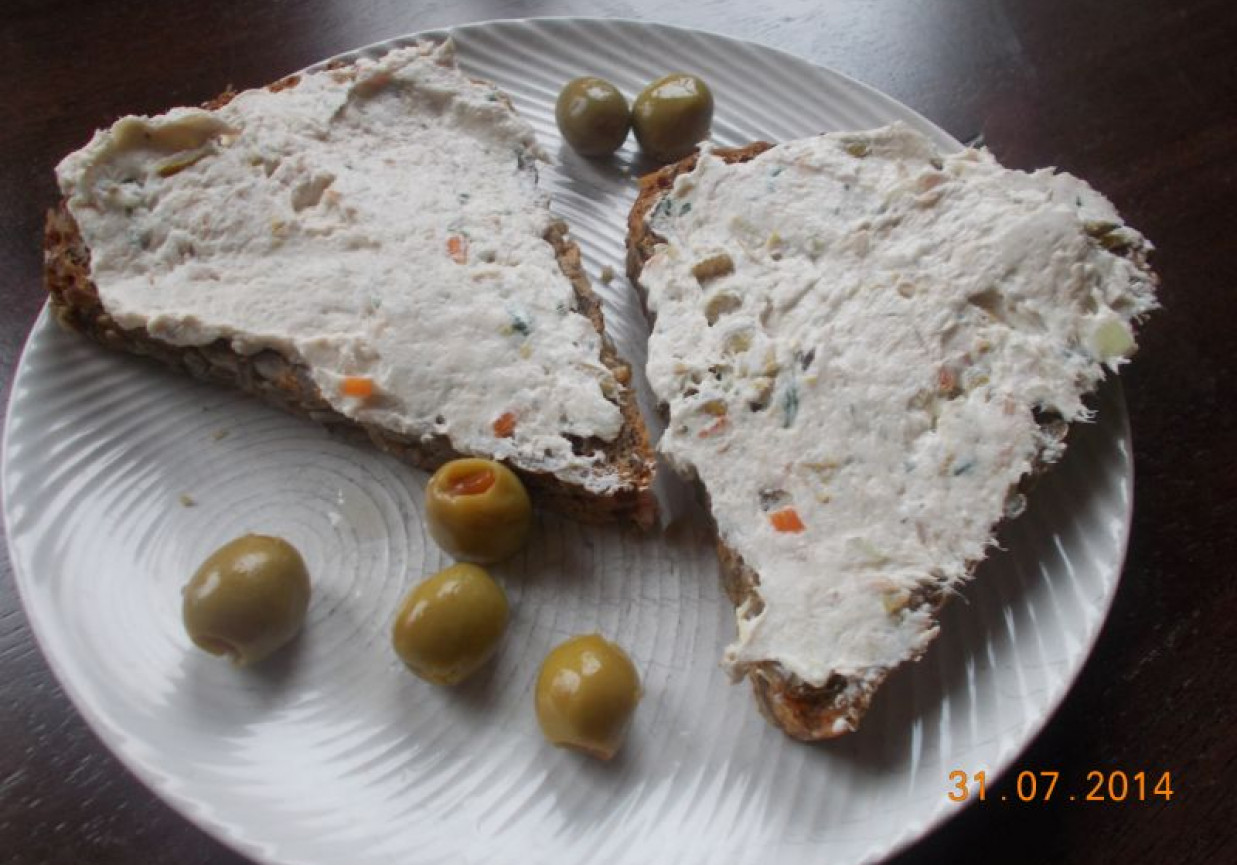 Ser kanapkowy z tunczykiem i oliwkami foto