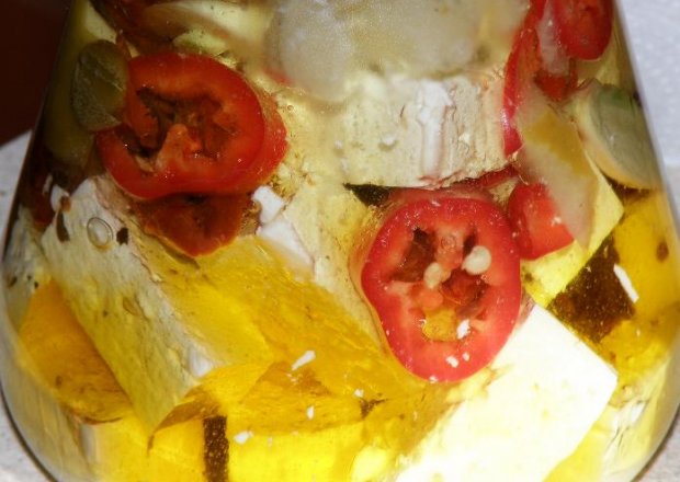 Fotografia przedstawiająca Ser marynowany z suszonymi pomidorami i chili