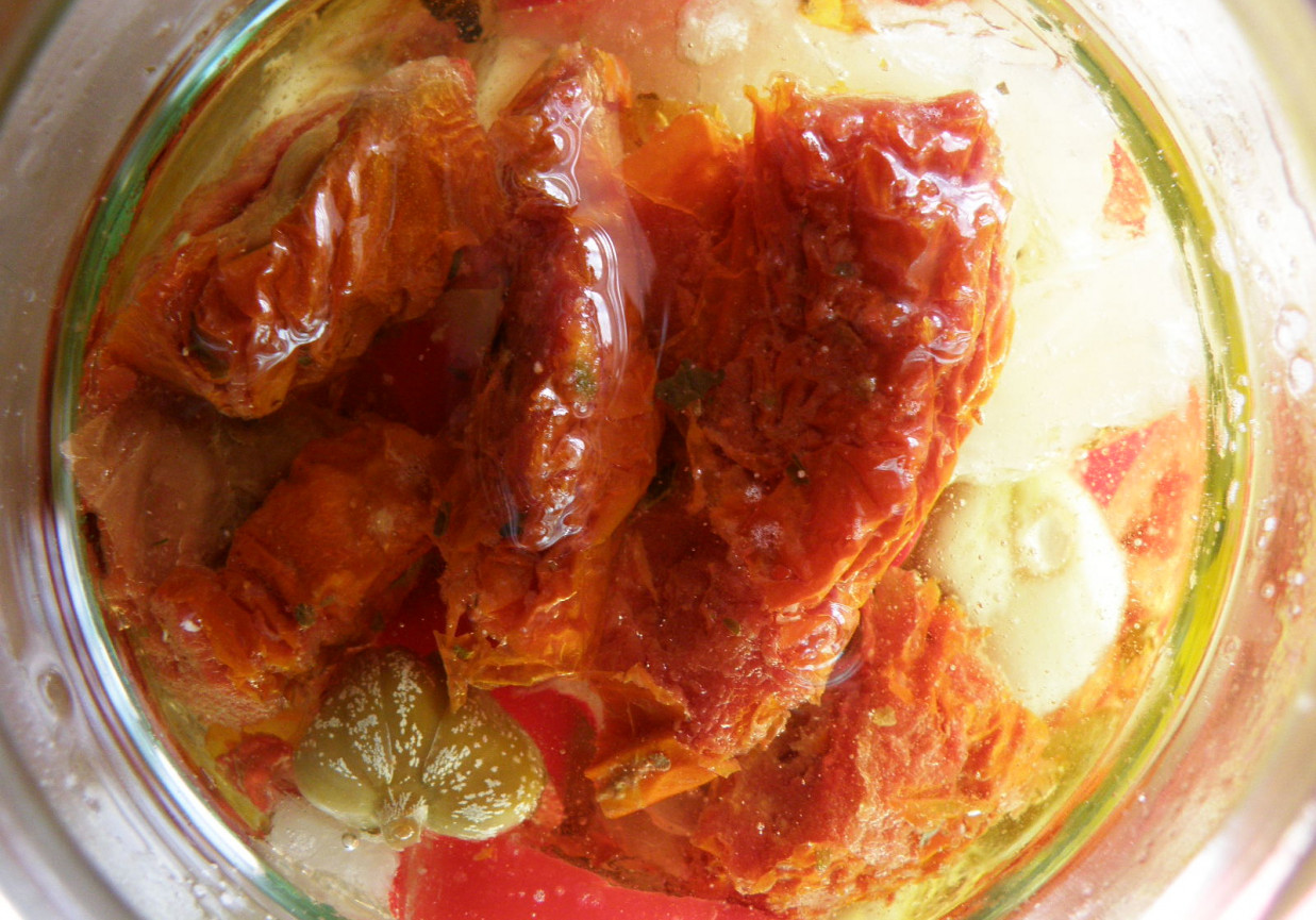 Ser marynowany z suszonymi pomidorami i chili foto