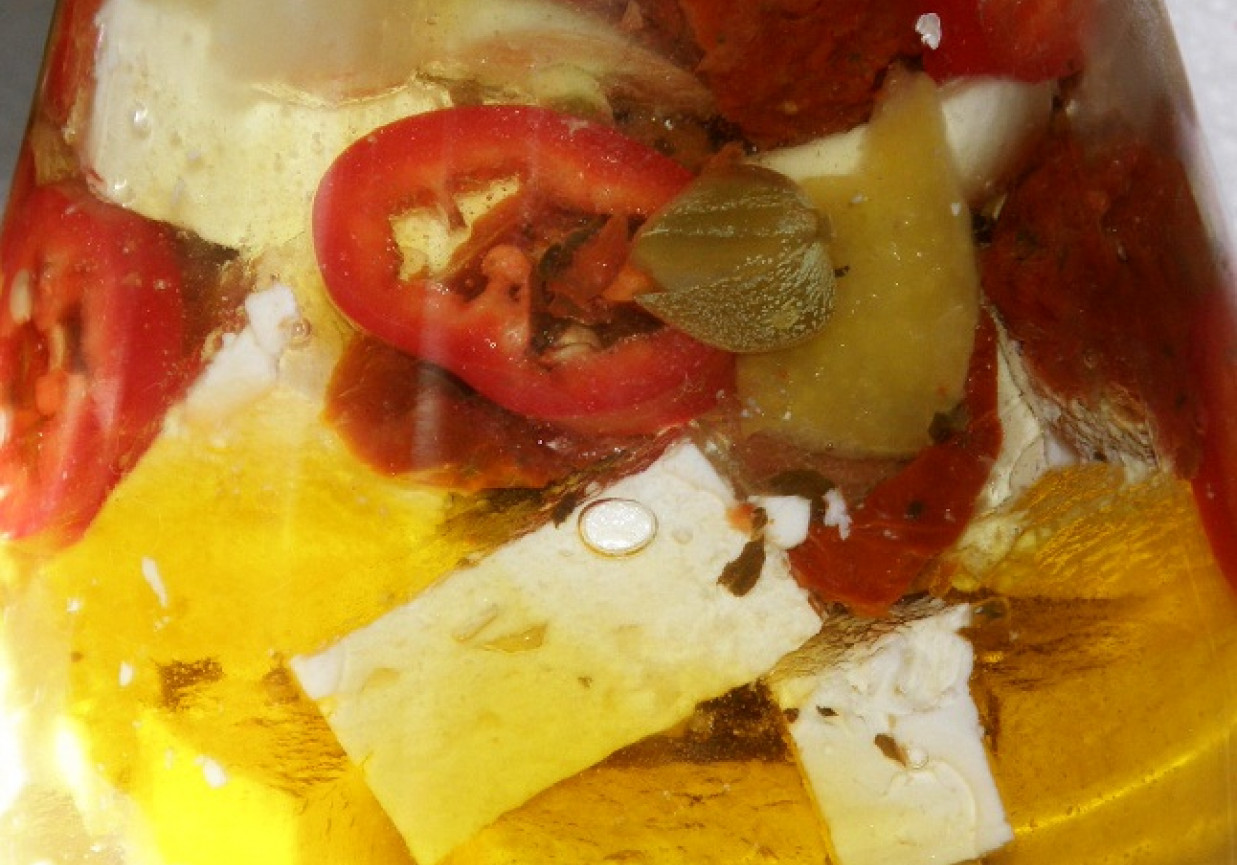 Ser marynowany z suszonymi pomidorami i chili foto