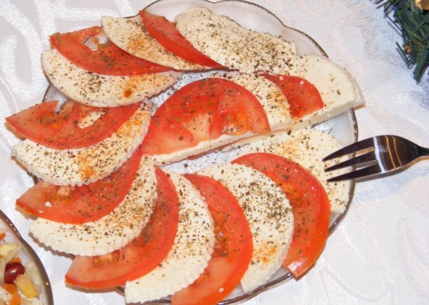 Fotografia przedstawiająca ser włoski z pomidorem