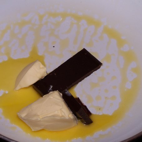 Krok 2 - Ser z czekoladą, czyli bardzo przyjemny sernik :) foto