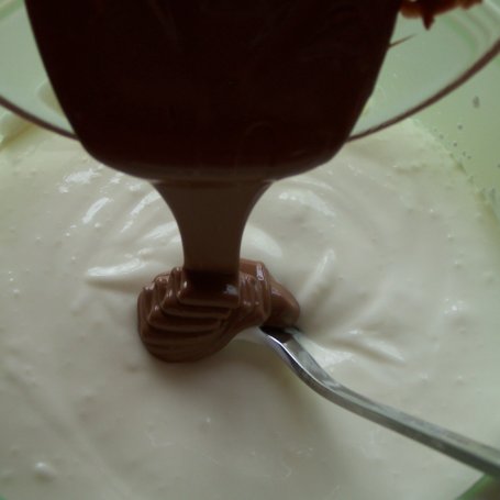Krok 9 - Ser z czekoladą, czyli bardzo przyjemny sernik :) foto