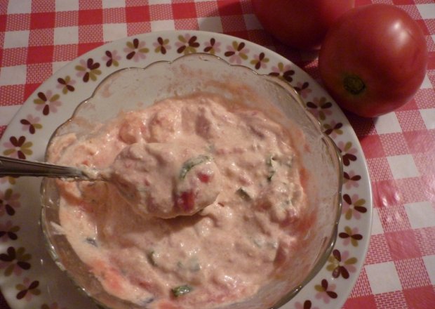Fotografia przedstawiająca Ser z pomidorami i szczypiorkiem