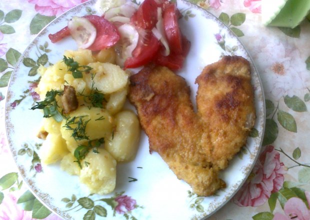 Fotografia przedstawiająca Serce z kurczaka z ziemniakami i sałatką