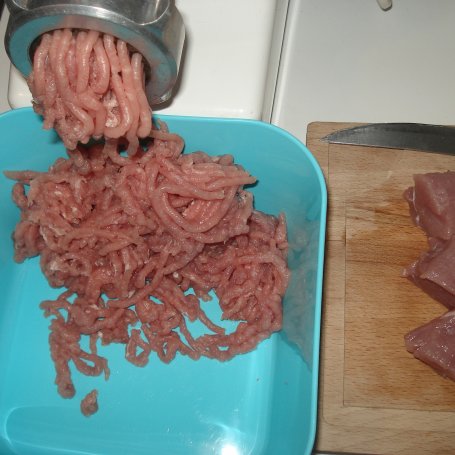 Krok 2 - Serduszka mięsne z polędwiczki wieprzowej w panierce z pestek dyni -zaserwowane z sosem żurawinowym :) foto