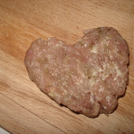 Krok 5 - Serduszka mięsne z polędwiczki wieprzowej w panierce z pestek dyni -zaserwowane z sosem żurawinowym :) foto