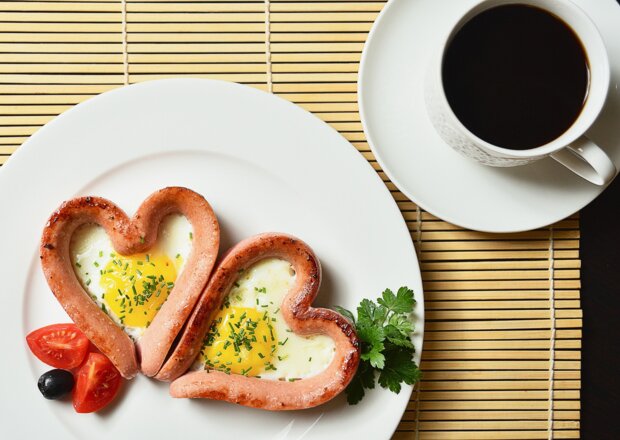 Fotografia przedstawiająca Serduszka z parówek z jajkami na śniadanie