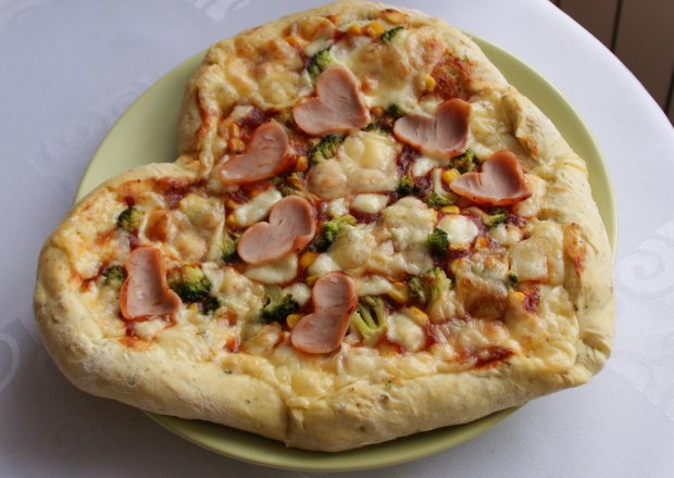 Fotografia przedstawiająca serduszkowa pizza