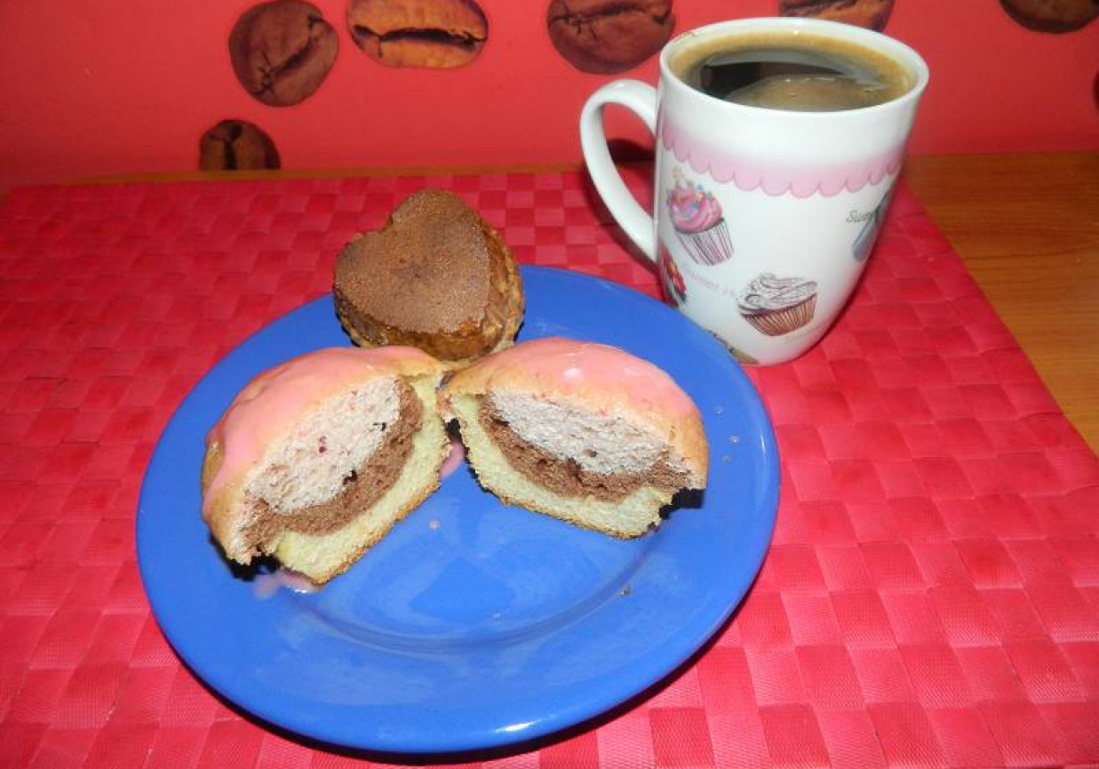 Serduszkowe muffiny w trzech kolorach z różowym lukrem. foto