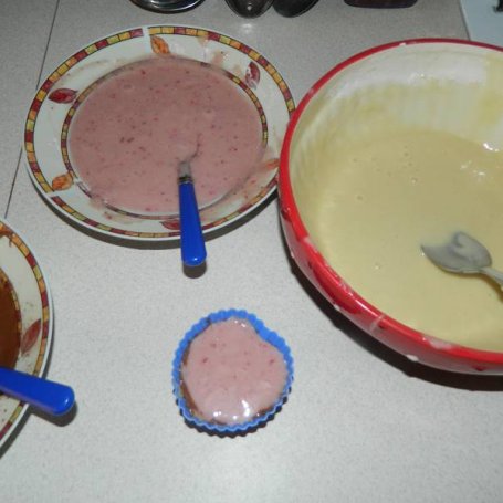 Krok 2 - Serduszkowe muffiny w trzech kolorach z różowym lukrem. foto