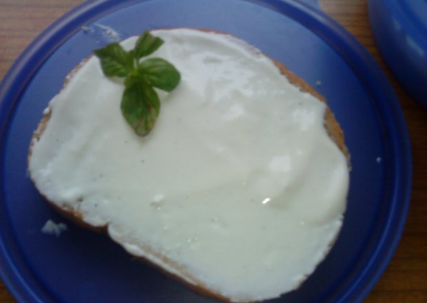 Fotografia przedstawiająca serek czosnkowy do chleba