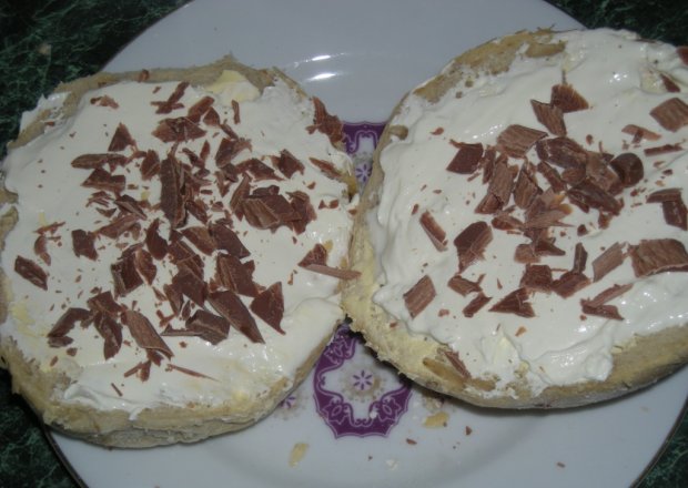 Fotografia przedstawiająca serek mascarpone  do kanapek z czekoladą